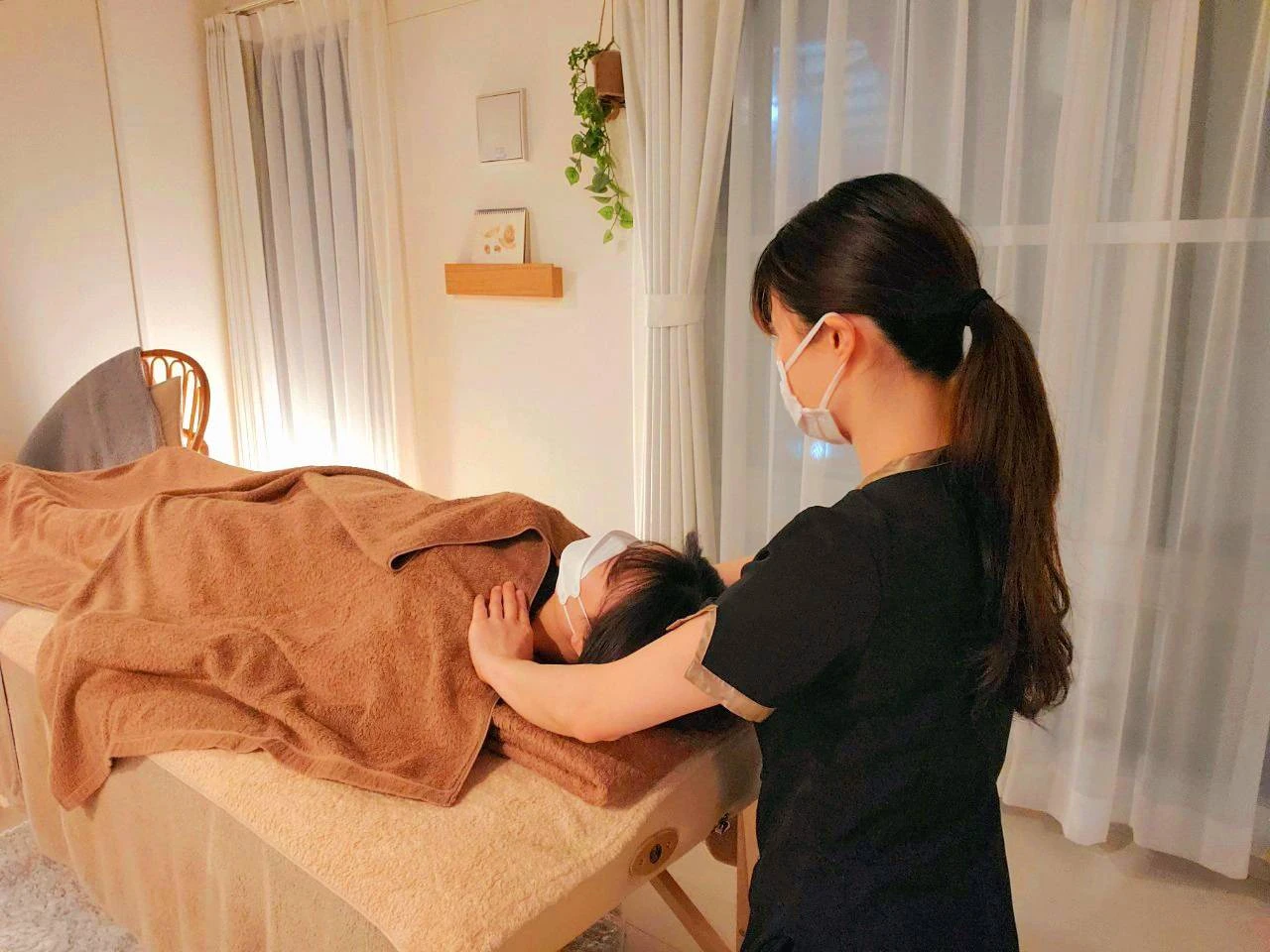 心もみでの、頭・首まわりをほぐす施術の様子