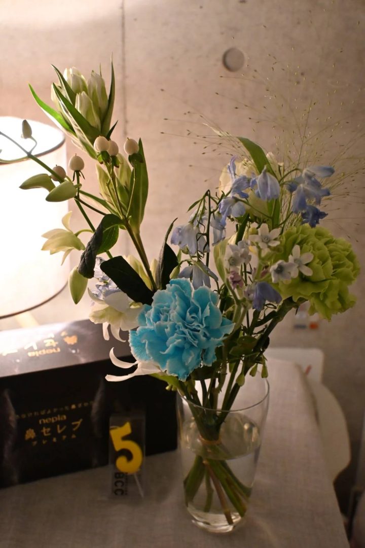 5周年のお祝いにいただいたお花と、「5」のキャンドルと鼻セレブ
